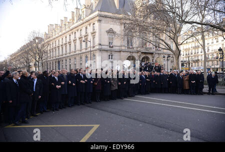 Paris, France. Jan 11, 2015. Des dizaines de dirigeants du monde entier y compris les musulmans et juifs hommes d'armes liés à des centaines de milliers de citoyens français en mars sans précédent sous haute sécurité pour rendre hommage aux victimes d'attaques des militants islamistes. Le Président François Hollande et les dirigeants de l'Allemagne, l'Italie, Israël, la Turquie, la Grande-Bretagne et les territoires palestiniens, entre autres, s'est de la Place de la République à venir d'une mer de drapeaux français et d'autres. © Vafeiadakis Aristidis/ZUMA/Alamy Fil Live News Banque D'Images