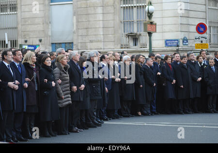 Paris, France. Jan 11, 2015. Des dizaines de dirigeants du monde entier y compris les musulmans et juifs hommes d'armes liés à des centaines de milliers de citoyens français en mars sans précédent sous haute sécurité pour rendre hommage aux victimes d'attaques des militants islamistes. Le Président François Hollande et les dirigeants de l'Allemagne, l'Italie, Israël, la Turquie, la Grande-Bretagne et les territoires palestiniens, entre autres, s'est de la Place de la République à venir d'une mer de drapeaux français et d'autres. © Vafeiadakis Aristidis/ZUMA/Alamy Fil Live News Banque D'Images