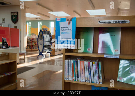 Affiche « Books on prescription » sur le linéaire en gros plan (livres d'auto-assistance et ressources CBT affichés) dans la bibliothèque publique - Baildon, West Yorkshire, Angleterre, Royaume-Uni. Banque D'Images