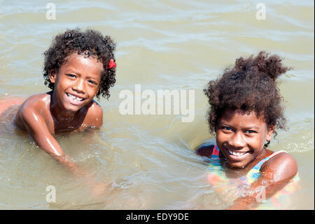 Heureux papa porte podgy grave mignon fils. Banque D'Images