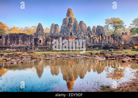 Temple Bayon paysage sur le lever du soleil. La réflexion sur les visages sculptés dans le lac Banque D'Images