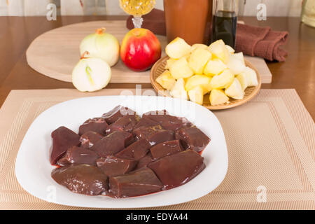 Couper en morceaux de pommes fraîches et des chèvres du foie Banque D'Images