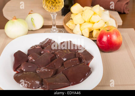 Couper en morceaux de pommes fraîches et des chèvres du foie Banque D'Images