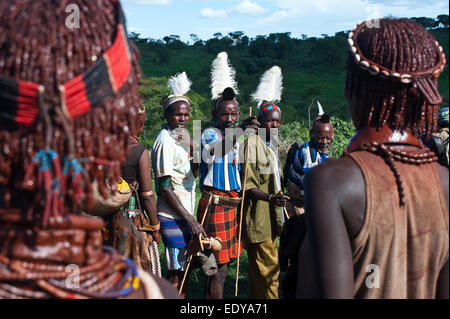 Les tribus Hamer assistant à un événement traditionnel, le taureau sautant ( cérémonie l'Ethiopie) Banque D'Images