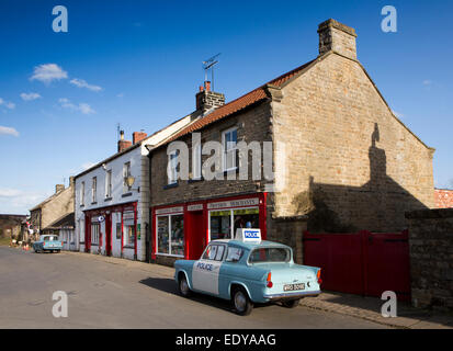 Royaume-uni, Angleterre, dans le Yorkshire Goathland, livrée Police Ford Anglia à Aidensfield Stores, Heartbeat filming location Banque D'Images