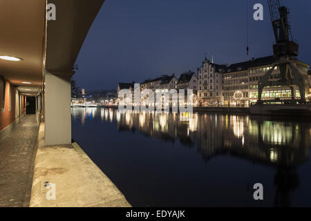 Les bâtiments de la vieille ville de Zurich, reflétée dans la rivière Limmat vu d'un passage couvert. Banque D'Images