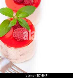 Gâteau framboises fraîches dessert mousse de forme ronde avec des feuilles de menthe Banque D'Images