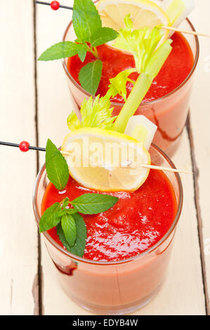 Jus de tomate fraîche soupe gaspacho sur un verre sur table en bois blanc Banque D'Images