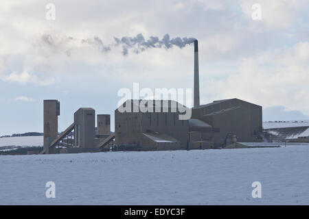 Boulby est une mine de 200 hectares (490 acres), géré par Cleveland Potash, situé juste au sud-est du village de Boulby, sur la côte nord-est de la North Yorkshire Moors à Redcar and Cleveland, en Angleterre. C'est la deuxième mine la plus profonde à 1 400 mètres (4 600 ft) et le plus profond du Royaume-Uni. Elle produit la moitié de la sortie du Royaume-Uni de potasse, un engrais agricole. En tant que sous-produit la mine produit sel de roche, utilisés dans toute la région comme un agent de déglaçage sur les routes en hiver. Banque D'Images