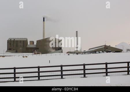 Boulby est une mine de 200 hectares (490 acres), géré par Cleveland Potash, situé juste au sud-est du village de Boulby, sur la côte nord-est de la North Yorkshire Moors à Redcar and Cleveland, en Angleterre. C'est la deuxième mine la plus profonde à 1 400 mètres (4 600 ft) et le plus profond du Royaume-Uni. Elle produit la moitié de la sortie du Royaume-Uni de potasse, un engrais agricole. En tant que sous-produit la mine produit sel de roche, utilisés dans toute la région comme un agent de déglaçage sur les routes en hiver. Banque D'Images