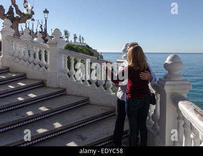 D'âge mûr en tenant à l'aide de bâton selfies selfy et téléphone cellulaire, téléphone portable photo sur journée ensoleillée au bord de la mer à Benidorm. Banque D'Images