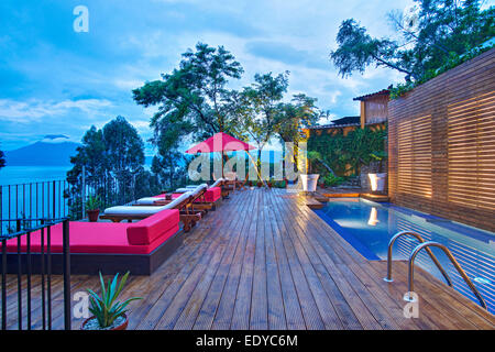 La piscine de l'hôtel Casa Palopo au Guatemala Banque D'Images