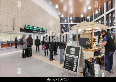 Northampton, Royaume-Uni. 12 janvier, 2015. 12 janvier 2015, Northampton Royaume-uni le retard de €20m de la gare de Northampton exploité par London Midland a ouvert ce matin à 4h du matin, la station a connu quelques retards d'ouverture en raison de problèmes contractuels et s'effiloche, la reconstruction a démarré en août 2013. La nouvelle station est l'œuvre d'un partenariat entre Network Rail, le Northamptonshire County Council et Northampton Borough Council Crédit : Keith J Smith./Alamy Live News Banque D'Images