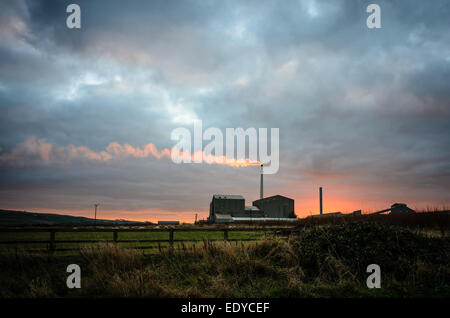 Le soleil se couche derrière la Mine de potasse, Boulby dans Yorkshire du Nord. Banque D'Images