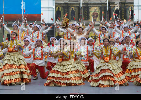 La ville de Cebu, aux Philippines. 11 janvier, 2015. Sinulog,l'un des plus grands festivals dans les Philippines se déroule sur une période de neuf jours en janvier. La célébration de la foi catholique dans l'enfant Jésus Santo Nino, diverses cérémonies religieuses et défilés ont lieu culminant dans une procession de la danse de rue dans toute la ville.Une semaine avant l'événement elementary & high school d'enfants ont la chance de se produire sur scène à la City sports stadium. Credit : gallerie2/Alamy Live News Banque D'Images