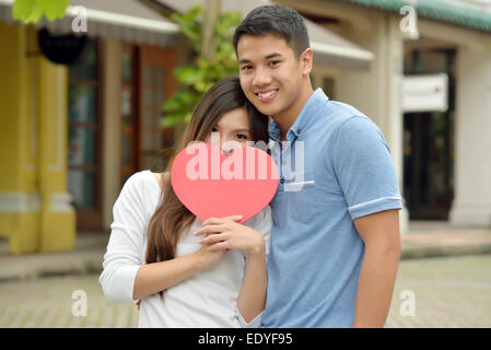 Portrait of Happy Young Couple avec coeur rouge Banque D'Images