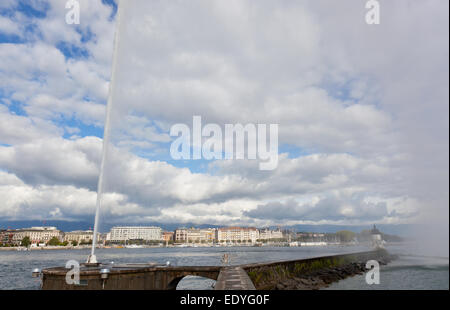 Une fontaine Jet d'eau s'élève au-dessus du bord du lac de Genève, Genève, Suisse Banque D'Images