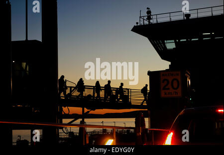 Silhouettes de passagers à bord du navire en Tsawwwassen BC Ferry terminal, le Grand Vancouver, en allant à l'île de Vancouver. Banque D'Images