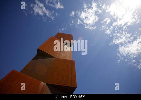 La tour de radiodiffusion de shot against a blue sky Banque D'Images