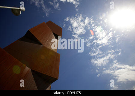 La tour de radiodiffusion de shot against a blue sky Banque D'Images