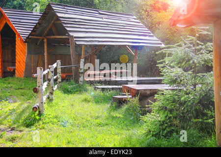 Tables et bancs en bois dans le gazebo au parc Banque D'Images