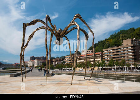 Sculpture araignée maman de Louise Bourgeois, en face du Musée Guggenheim Bilbao, Bilbao, Pays Basque, Gascogne Province Banque D'Images
