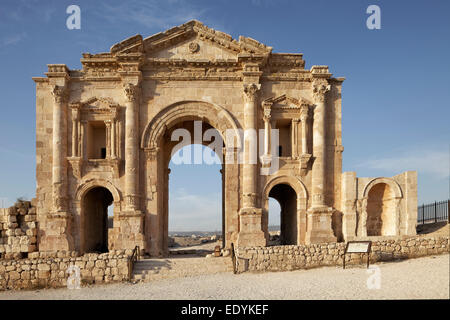 Arc de triomphe en l'honneur de l'empereur Hadrien, portail, construit 129-130 AD, une ancienne ville romaine de la Décapole, Jerash Banque D'Images