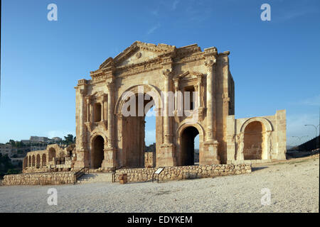 Arc de triomphe en l'honneur de l'empereur Hadrien, portail, construit 129-130 AD, une ancienne ville romaine de la Décapole, Jerash Banque D'Images