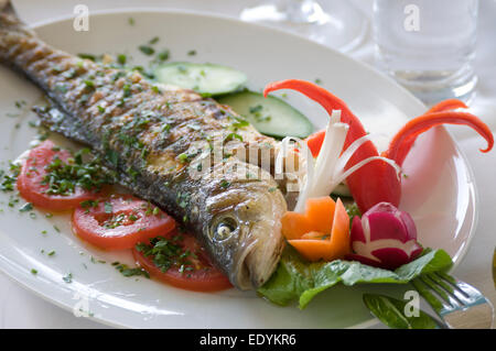 C'est photo en gros plan du loup de mer farci aux légumes. C'est un plat de la cuisine méditerranéenne. Banque D'Images