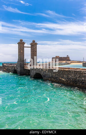 Bridge Puente de las Bolas, Stone Gate en face du fort Castillo de San Gabriel, Arrecife, Lanzarote, îles Canaries, Espagne Banque D'Images