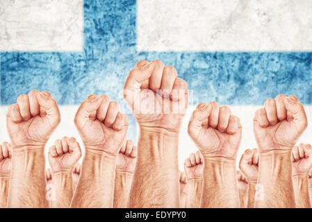 La Finlande du mouvement ouvrier, une grève du syndicat des travailleurs de sexe masculin avec concept fists soulevé dans l'air de lutter pour leurs droits Banque D'Images