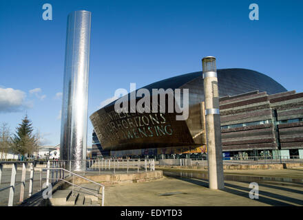 Wales Millennium Centre et Roald Dahl Plas, la baie de Cardiff, Cardiff, Pays de Galles, Royaume-Uni. Banque D'Images