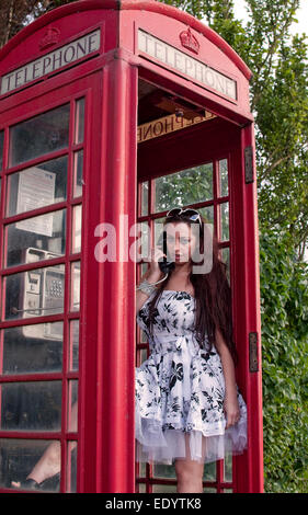Femme BT British Telecom phone box booth. crédit : lee ramsden / alamy Banque D'Images
