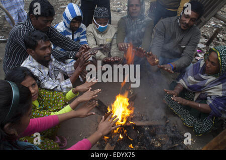 Dhaka, Bangladesh. Jan 11, 2015. Les gens des taudis en tenant au chaud en tirant des bois près de ligne de chemin de fer dans un matin d'hiver à Dhaka. © Zakir Hossain Chowdhury/ZUMA/Alamy Fil Live News Banque D'Images