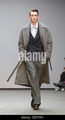 Londres, Royaume-Uni. 12 janvier 2015. Le défilé de E Tautz à Londres Collections : les hommes, le coordonnateur de la fashion week à Londres. Photo : Alamy/CatwalkFashion Live News Banque D'Images