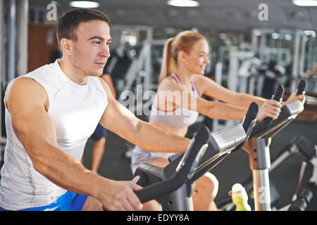 Portrait de jeune homme et femme lors de l'entraînement en salle de sport Banque D'Images