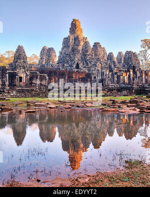 Temple Bayon paysage sur le lever du soleil. La réflexion sur les visages sculptés dans le lac Banque D'Images