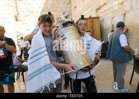 Deux garçons de 13 ans sont porteurs d'une torah lors d'une Bar Mitzvah au mur des lamentations rituelles Banque D'Images