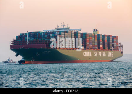 Document - Un document sans date photo mis à disposition par China Shipping Group présente le plus grand navire du monde, le porte-conteneurs CSCL 'Globe' de shipping company Chine Voyage groupe. Le plus grand navire Hambourg sur son voyage inaugural. Le 'Globe' CSCL est presque 400 mètres de long, 58,6 mètres de large, et peut transporter 19 100 conteneurs (TUE). PHOTO : Document de cours/CHINA SHIPPING GROUP/dpa ( - Crédits obligatoires) Banque D'Images