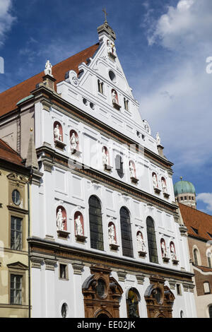 Neuhauserstrasse à München, Kirche, St Michael, Bayern, Deutschland, Neuhauserstrasse avec l'église de St Michael Munich Bavaria Banque D'Images