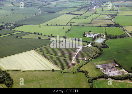 Vue aérienne d'une ferme solaire en Angleterre, Royaume-Uni Banque D'Images