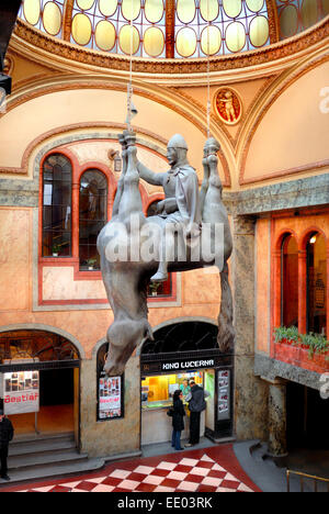 Prague, République tchèque. Lucerna Pasaz arcade avec cinema box office et David Cerny est le jour de St Venceslas et à cheval Banque D'Images