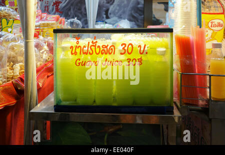 Jus de goyave frais vert pour la vente, Bangkok, Thaïlande, Asie du sud-est. Banque D'Images