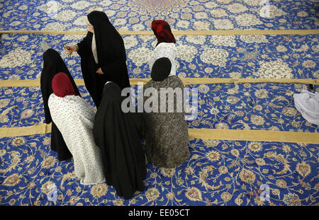 Hambourg, Allemagne. 10 janvier, 2015. Les musulmans prient dans la mosquée Imam Ali lors d'un Conseil de l'Hambourg SCHURA Communautés islamiques conférence sur "l'extrémisme islamique et le défi social' à Hambourg, Allemagne, 10 janvier 2015. Photo : Christian Charisius/dpa/Alamy Live News Banque D'Images