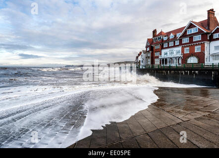 Marée haute et une mer à Sandsend près de Whitby Banque D'Images