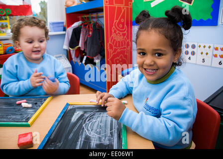 Enfants dessinant des visages à la maternelle d'Abingdon Abingdon dans l'Oxfordshire, ,,UK Banque D'Images