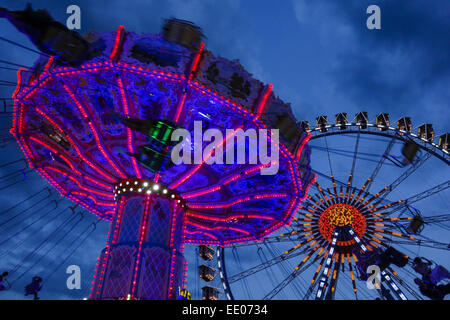 Spass auf dem Münchner Oktoberfest Bayern, Deutschland, l'amusement à la fête de la bière Oktoberfest de Munich, Bavière, Allemagne oktoberfes Banque D'Images