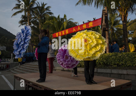 30 décembre 2014 - Li Lingshui County autonome, la province de Hainan, Chine - Au cours des dernières années, le peuple chinois s'idée sur la façon de passer leur vacances festival a changé, de plus en plus de personnes ou de familles choisissent de voyager à l'extérieur pour passer les vacances. Les voyageurs chinois sont maintenant la principale source d'argent du tourisme dans le monde. Voyager en Chine continentale, la province de Hainan est une bonne option, surtout en hiver parce que c'est la province la plus au sud de la Chine et a un climat tropical de mousson avec des températures annuelles. Par conséquent, la plupart des touristes à Hainan sont des régions du nord de la Chine en Banque D'Images