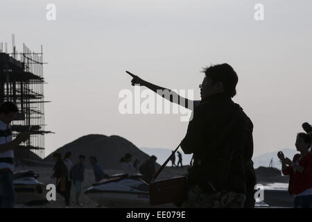 30 décembre 2014 - Li Lingshui County autonome, la province de Hainan, Chine - Au cours des dernières années, le peuple chinois s'idée sur la façon de passer leur vacances festival a changé, de plus en plus de personnes ou de familles choisissent de voyager à l'extérieur pour passer les vacances. Les voyageurs chinois sont maintenant la principale source d'argent du tourisme dans le monde. Voyager en Chine continentale, la province de Hainan est une bonne option, surtout en hiver parce que c'est la province la plus au sud de la Chine et a un climat tropical de mousson avec des températures annuelles. Par conséquent, la plupart des touristes à Hainan sont des régions du nord de la Chine en Banque D'Images