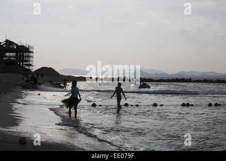 30 décembre 2014 - Li Lingshui County autonome, la province de Hainan, Chine - Au cours des dernières années, le peuple chinois s'idée sur la façon de passer leur vacances festival a changé, de plus en plus de personnes ou de familles choisissent de voyager à l'extérieur pour passer les vacances. Les voyageurs chinois sont maintenant la principale source d'argent du tourisme dans le monde. Voyager en Chine continentale, la province de Hainan est une bonne option, surtout en hiver parce que c'est la province la plus au sud de la Chine et a un climat tropical de mousson avec des températures annuelles. Par conséquent, la plupart des touristes à Hainan sont des régions du nord de la Chine en Banque D'Images